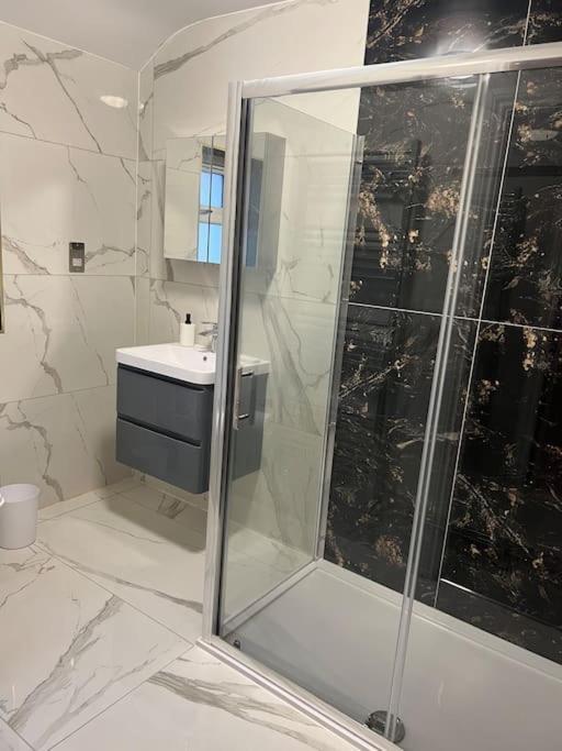 Potters Hideout- 2 Bedroom 2 Bathroom Apartment Уотфорд Екстериор снимка