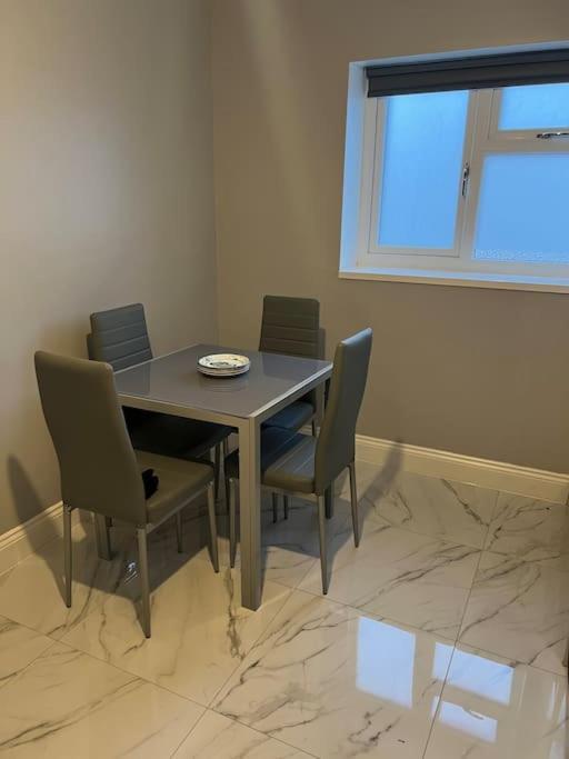 Potters Hideout- 2 Bedroom 2 Bathroom Apartment Уотфорд Екстериор снимка