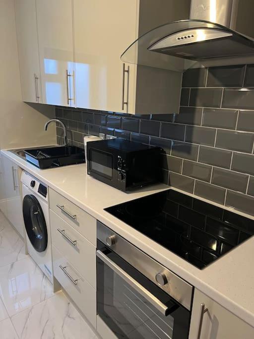 Potters Hideout- 2 Bedroom 2 Bathroom Apartment Уотфорд Екстериор снимка