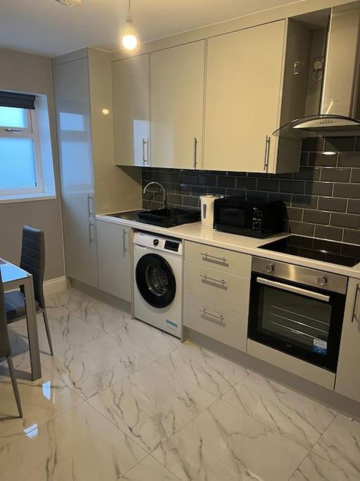Potters Hideout- 2 Bedroom 2 Bathroom Apartment Уотфорд Екстериор снимка